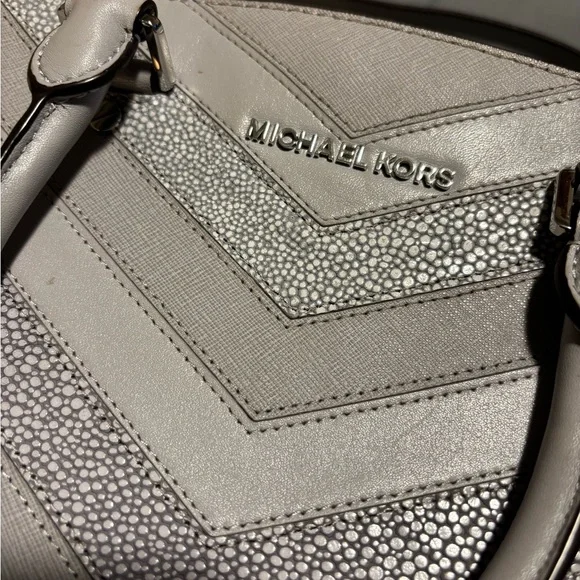MICHAEL KORS Gray Chevron Selma Crossbody Handbag - Picture 2 of 10
